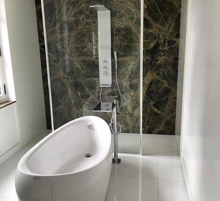 Décoration de salle de bains avec du marbre Amillis